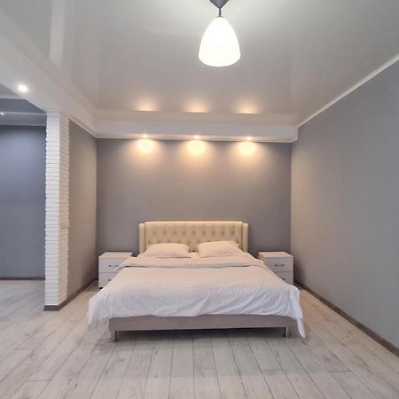 Apartaments On Vulytsia Heroiv Ato 32 Krivoy Rog Ngoại thất bức ảnh