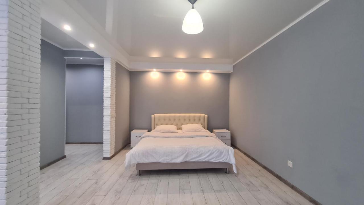 Apartaments On Vulytsia Heroiv Ato 32 Krivoy Rog Ngoại thất bức ảnh